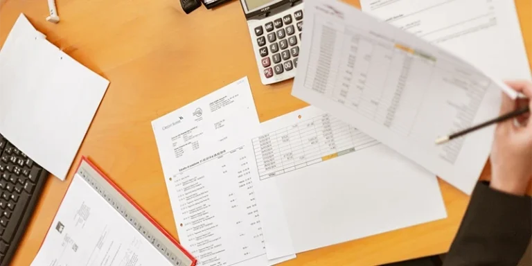 documenti-sopra-una-scrivania-deposito-bilancio-2024
