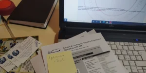 fogli-di-visura-aggiornata-sopra-tastiera-del-notebook