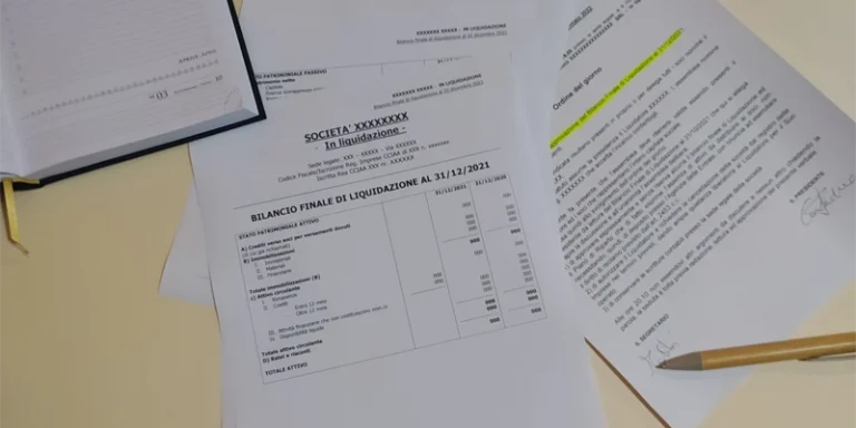 fogli-di-bilancio-finale-su-sfondo-giallo-liquidazione-societa