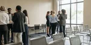 persone-che-parlano-ad-una-riunione-esclusione-socio-cciaa