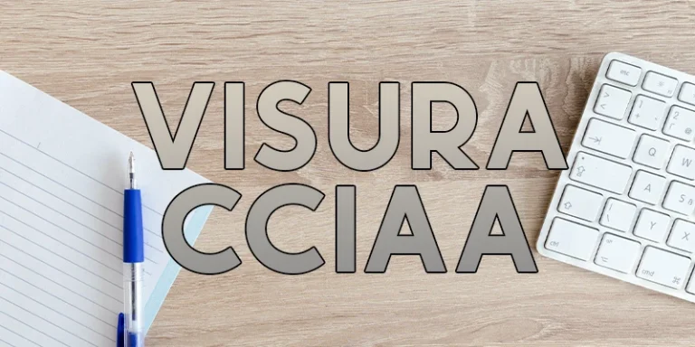 tastiera-e-documenti-sopra-la-scrivania-visura-camerale