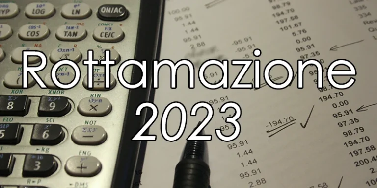 calcolatrice-grigia-e-penna-nera-sopra-documenti-rottamazione-2023