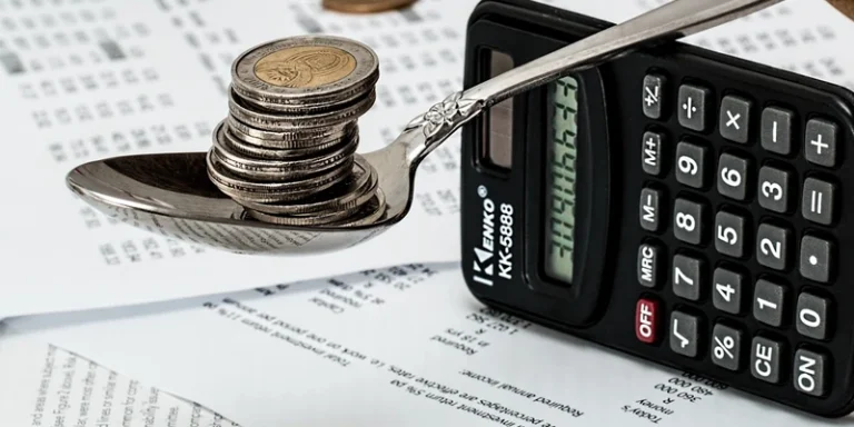 cucchiaio-con-dentro-monete-sopra-una-calcolatrice-srl-iscrizione-inps