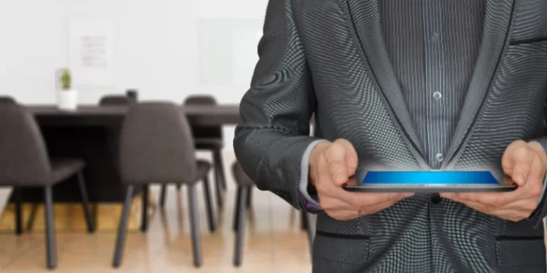 uomo-di-affari-con-tablet-in-sala-riunioni-nomina-amministratore