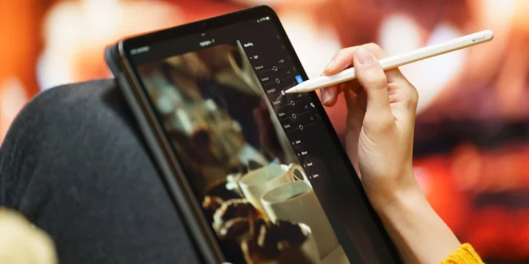 persona-che-digita-su-un-tablet-gestione-separata-2025