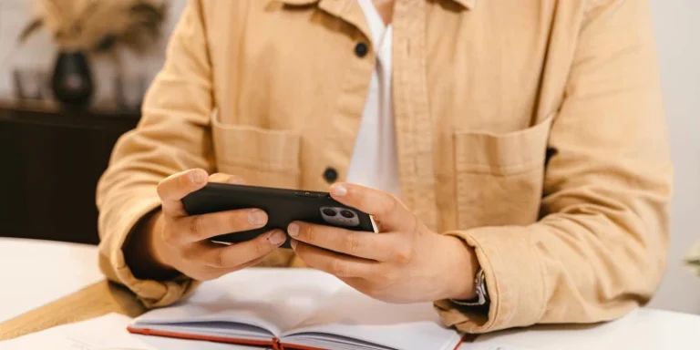 persona-elegante-che-guarda-uno-smartphone-impresa-2025