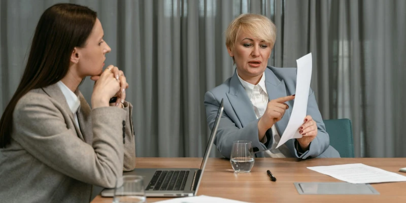 donne-commercilista-che-discutono-in-ufficio-vendita-quote-2025
